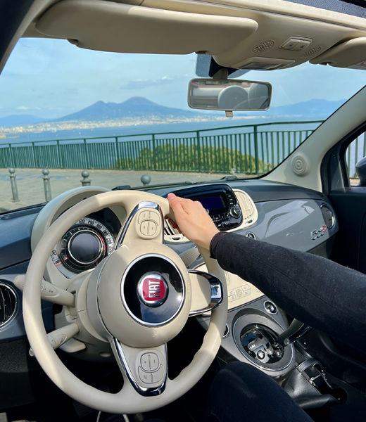 interni fiat 500 cabrio con Vesuvio sullo sfondo
